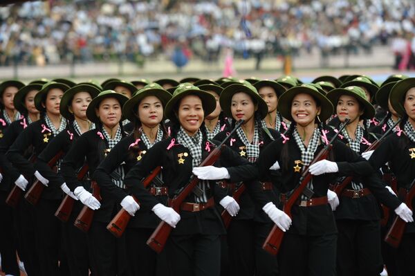 Женщины-военнослужащие, одетые в форму солдат Вьетконга во время военного парада во Вьетнаме  - Sputnik Кыргызстан