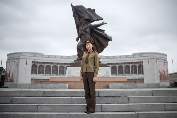 Түндүк Кореянын элдик армиясынын капитаны Чхве Ун-Чон Пхеньяндагы музейдин алдында сүрөткө түшүп жаткан кези - Sputnik Кыргызстан