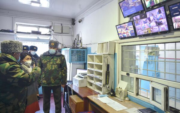 Она осмотрела дежурную и медико-санитарную части, кухню для специального контингента, камеры, в которых содержатся следственно-арестованные лица, жилое помещение осужденных, оставленных для выполнения работ по хозяйственному обслуживанию - Sputnik Кыргызстан