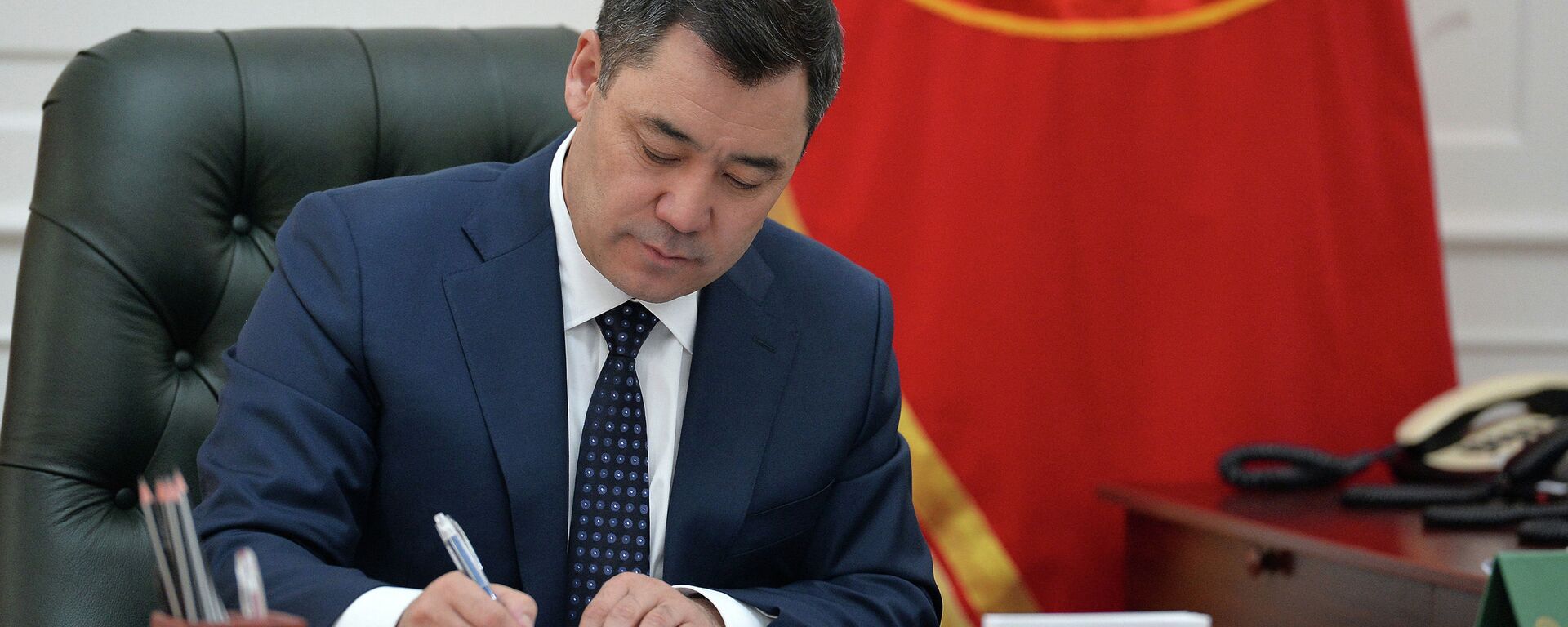Президент Кыргызстана Садыр Жапаров подписывает документ у себя в кабинете - Sputnik Кыргызстан, 1920, 29.01.2021