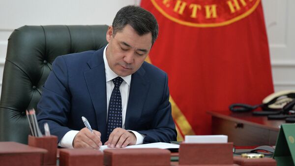 Президент Кыргызстана Садыр Жапаров подписывает документ у себя в кабинете - Sputnik Кыргызстан