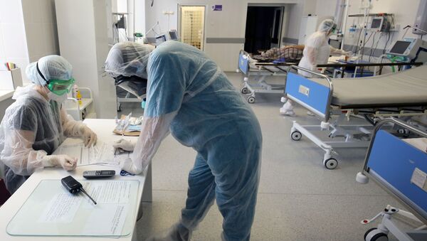 Медицинские работники и пациент в клинической больнице. Архивное фото - Sputnik Кыргызстан