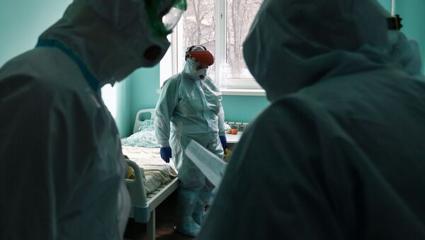 Медицинские сотрудники в палате для больных коронавирусом. Архивное фото - Sputnik Кыргызстан