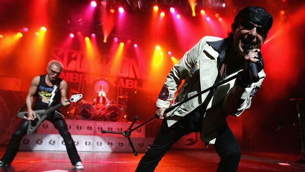 Рок группа Scorpions выступает в Универсальном амфитеатре в Юниверсал-Сити, Калифорния. Архивное фото - Sputnik Кыргызстан