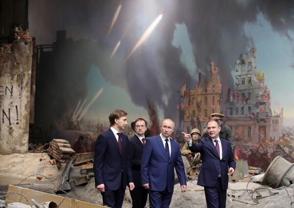 Президент РФ В. Путин посетил Музей Победы на Поклонной горе - Sputnik Кыргызстан