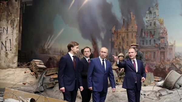Россия президенти Москвадагы Жеңиш музейин көрүү учурунда - Sputnik Кыргызстан