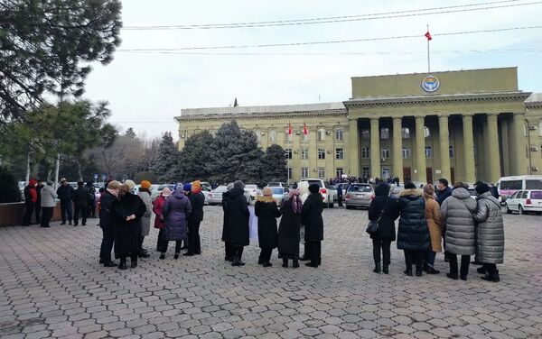 Возле центрального входа в Дом правительства акцию протеста проводят жители села Садовое Аламудунского района - Sputnik Кыргызстан