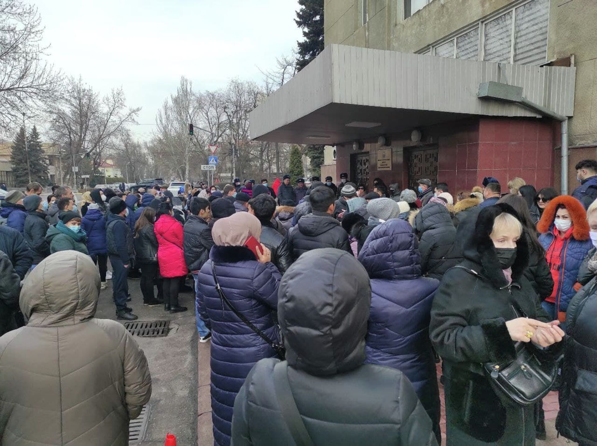 В центре Бишкека два митинга — что происходит. Видео - Sputnik Кыргызстан, 1920, 01.02.2021