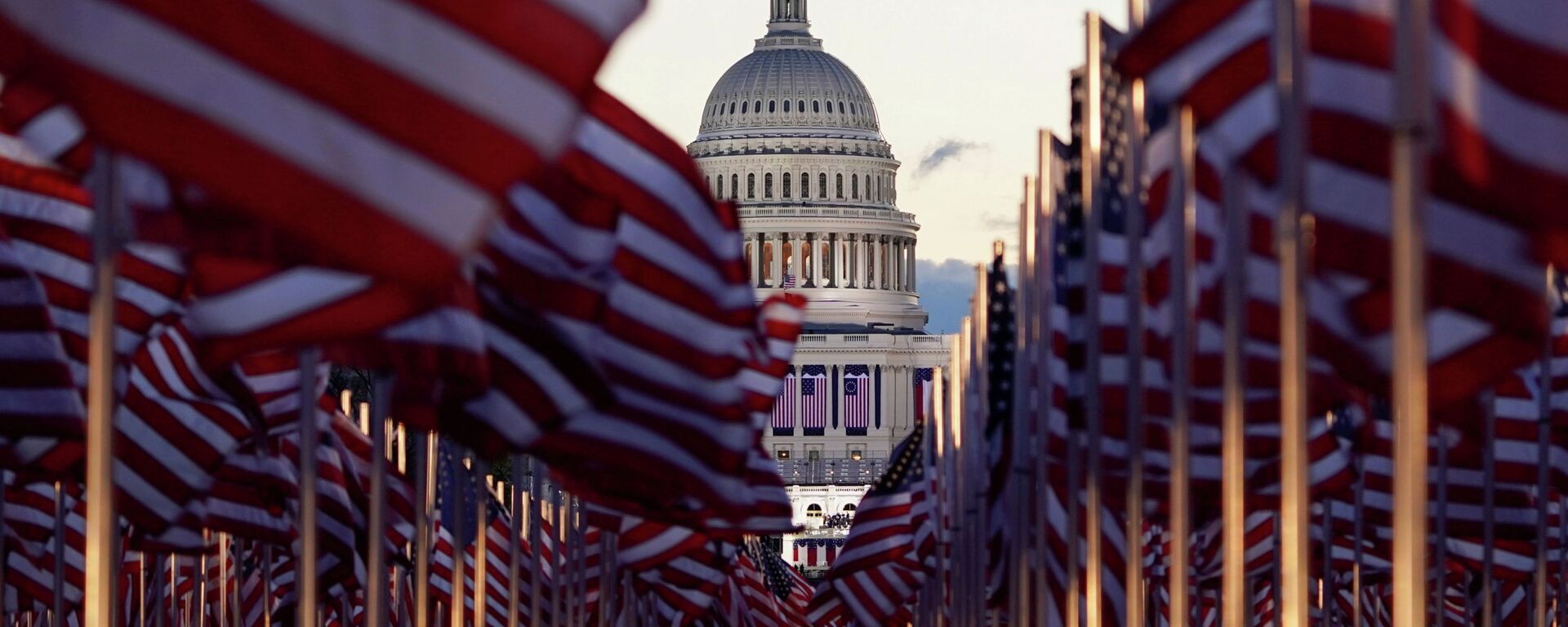 Флаги США перед зданием Капитолия в Вашингтоне. Архивное фото - Sputnik Кыргызстан, 1920, 01.02.2021