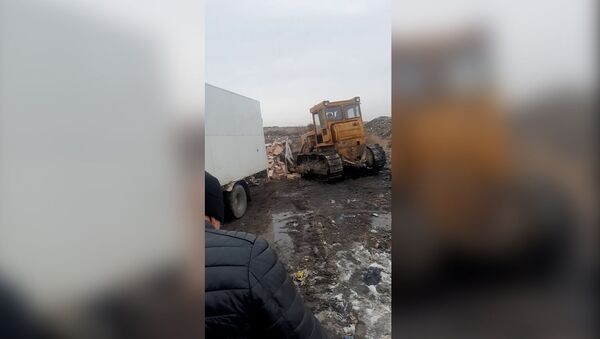 Грейдер уничтожил кучу просроченных сладостей под Бишкеком. Видео - Sputnik Кыргызстан