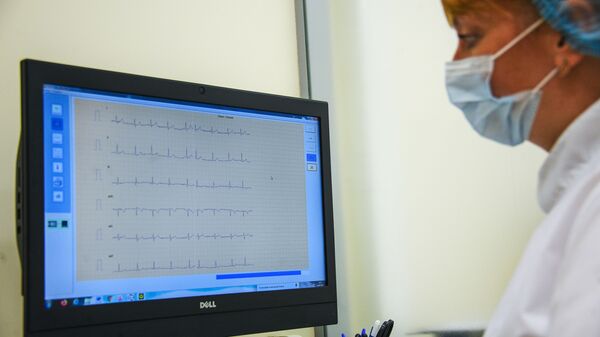 Врач смотрим на электрокардиографию пациента. Архивное фото - Sputnik Кыргызстан