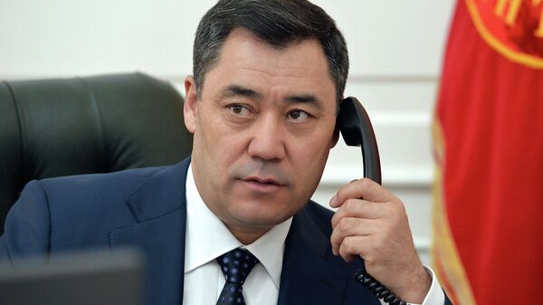 Президент  Садыр Жапаров телефон аркылуу сүйлөшүү учурунда. Архив - Sputnik Кыргызстан