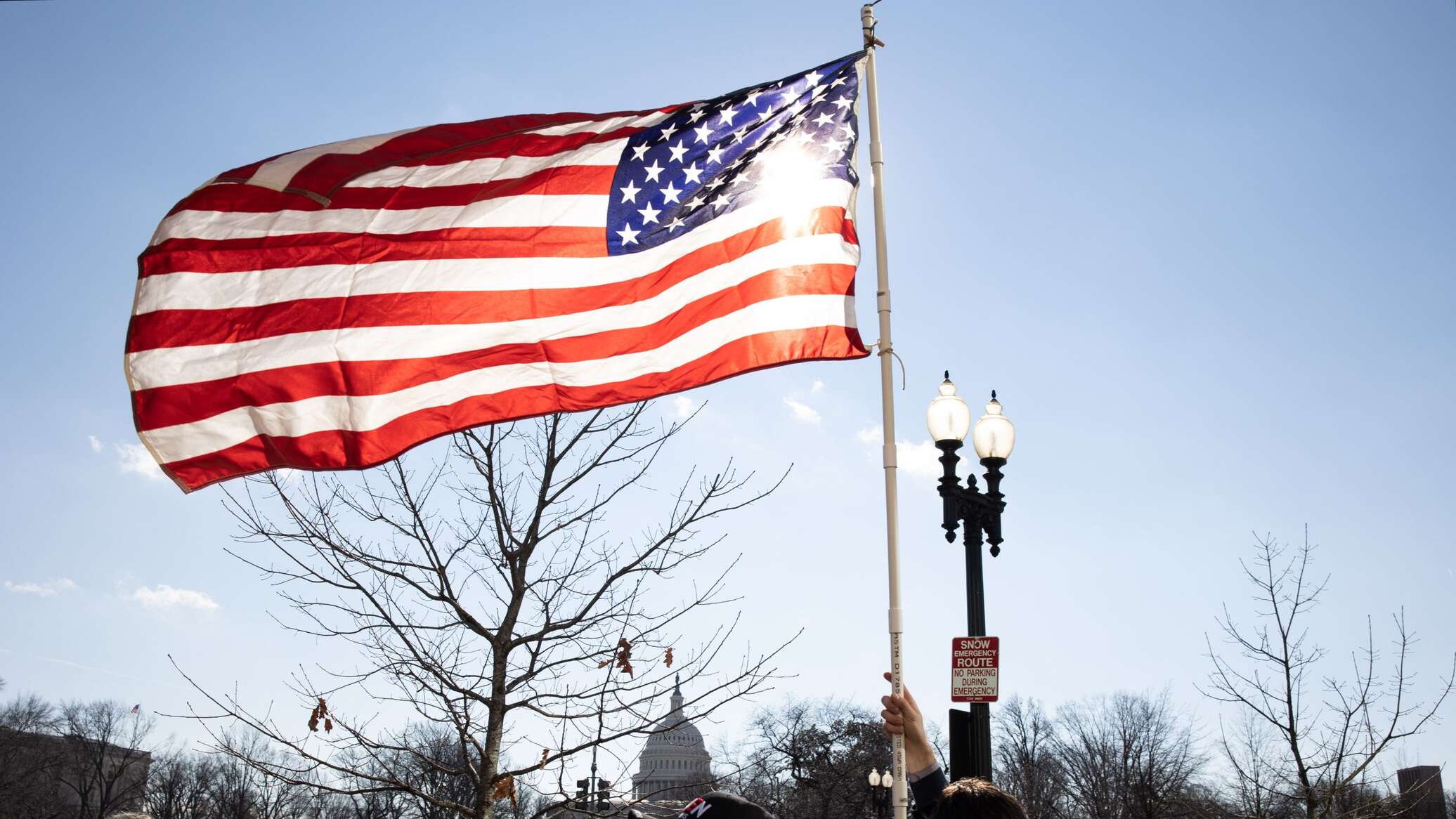 Финансовые санкции против. Капитолий США флаг. Американский правозащитник Аджаму Барака. США флаг Байден. Байден с флагом Америки.