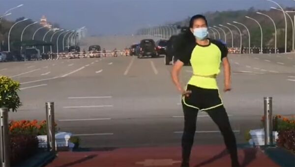 Ничего не подозревая, девушка тренировалась на фоне переворота в Мьянме. Видео - Sputnik Кыргызстан