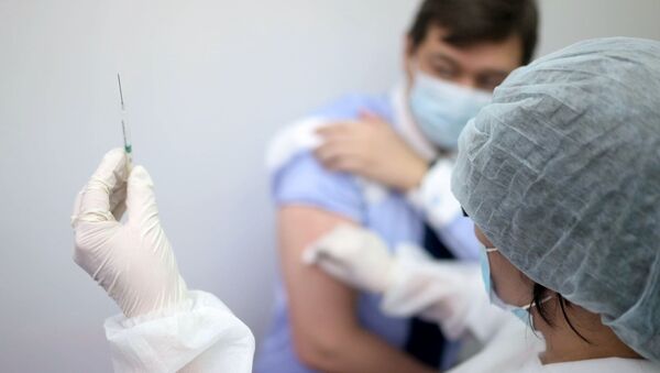 Врач во время вакцинации пациента - Sputnik Кыргызстан