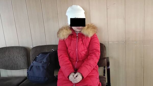 Под Бишкеком инспекторы Управления обеспечения дорожной безопасности спасли несовершеннолетнюю девушку, которую умыкнули, сообщила  - Sputnik Кыргызстан