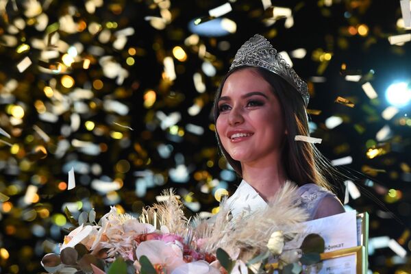 Победительница конкурса Мисс Татарстан 2021 Дина Юнусова на церемонии награждения - Sputnik Кыргызстан