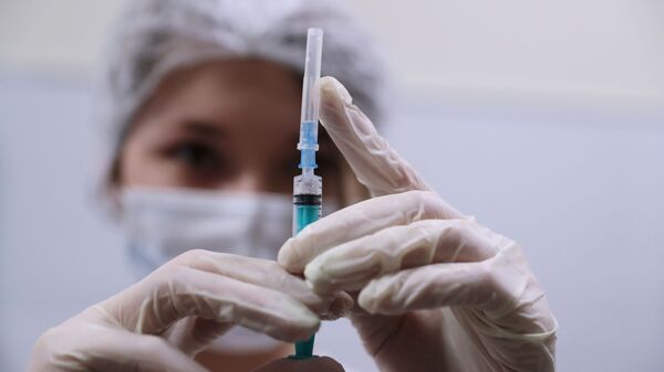 Медициналык кызматкер COVID-19га каршы вакцинасы менен. Архив - Sputnik Кыргызстан