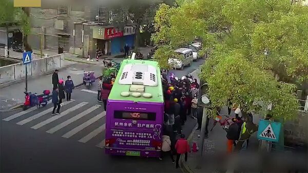Люди подняли автобус, чтобы достать из-под него пенсионера, — видео - Sputnik Кыргызстан