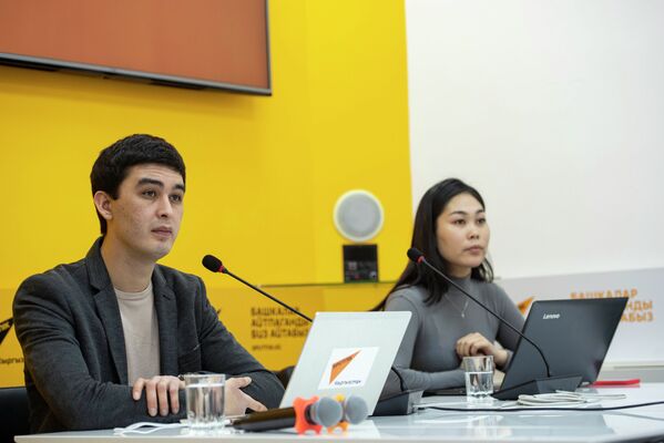 Модераторы мероприятия Асель Сыдыкова и Алимджан Валиев - Sputnik Кыргызстан