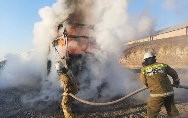 На трассе Бишкек — Ош пожарные успели потушить загоревшийся бензовоз, перевозивший 37 тонн бензина - Sputnik Кыргызстан