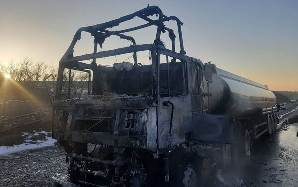 Информация о возгорании грузового автомобиля на 562-м километре дороги поступила в МЧС вечером 3 февраля - Sputnik Кыргызстан