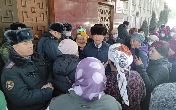 На акции протеста у Дома правительства, где также размещаются аппарат президента и рабочий кабинет главы государства, собрались порядка 50-60 человек - Sputnik Кыргызстан