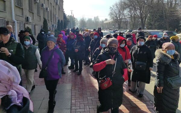 Митингующие просят дать им разрешение на работу, а также требуют отставки исполняющего обязанности мэра Балбака Тулобаева - Sputnik Кыргызстан