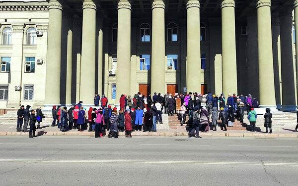 Возле Дома правительства в Бишкеке митингуют люди, которые стихийно торговали у Ошского рынка - Sputnik Кыргызстан