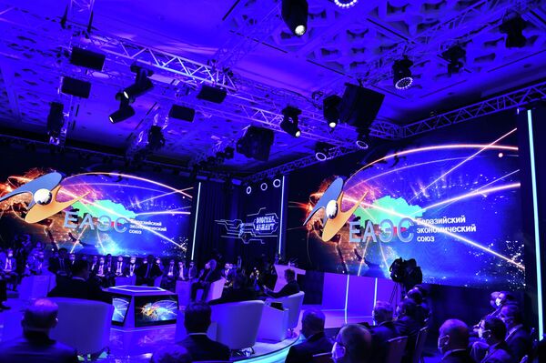 Жыйынтыгында Марипов форумда көтөрүлгөн бардык демилгелер ишке ашырылып, биргелешкен кызматташтыкты өнүктүрүүнүн пайдубалын чыңдоого жана биргелешкен максатка жетүүгө өбөлгө түзүлөрүнө ишеним артты - Sputnik Кыргызстан