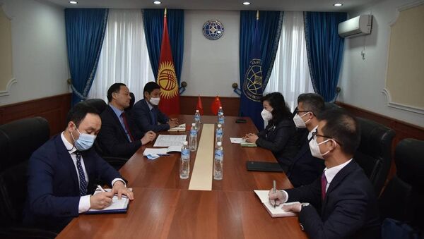 Посол Китая в КР Ду Дэвэнь на встрече с министром иностранных дел КР Русланом Казакбаевым - Sputnik Кыргызстан