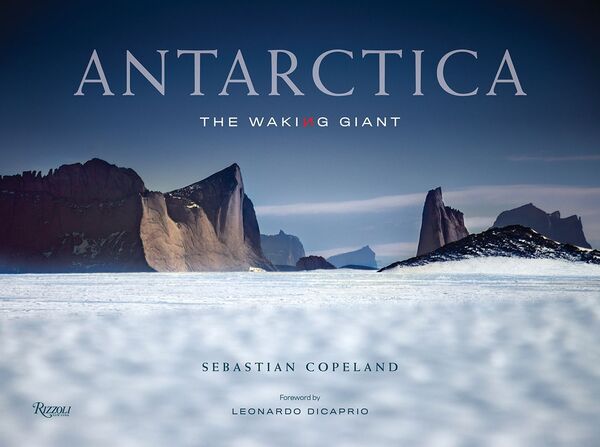 Обложка фотокниги Antarctica: The Waking Giant немецкого фотографа Sebastian Copeland, ставшего фотографом года конкурса Tokyo International Foto Awards 2020 - Sputnik Кыргызстан