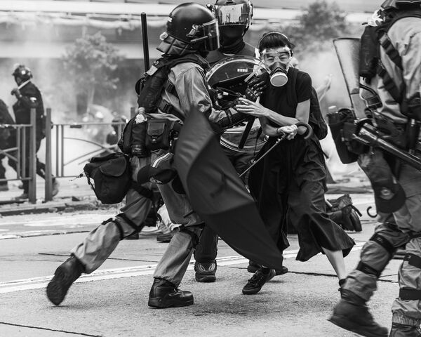 Снимок из серии Hong Kong Conflict канадского фотографа Wei Fu, победивший в категории Editorial среди непрофессионалов конкурса Tokyo International Foto Awards 2020 - Sputnik Кыргызстан