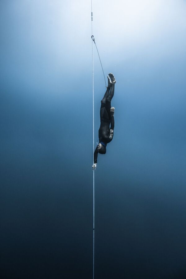 Снимок Beneath The Surface of Competitive Freediving японского фотографа Kohei Ueno, победивший в категории Events среди профессионалов конкурса Tokyo International Foto Awards 2020 - Sputnik Кыргызстан