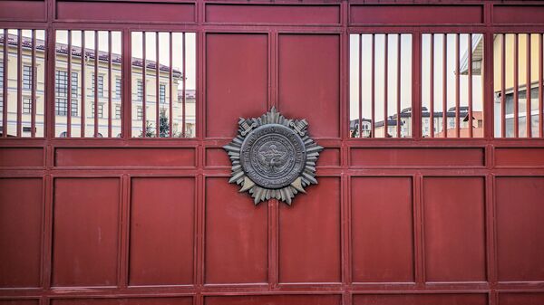 Ворота с эмблемой Генеральной прокуратуры Кыргызской Республики в Бишкеке.  Архивное фото - Sputnik Кыргызстан