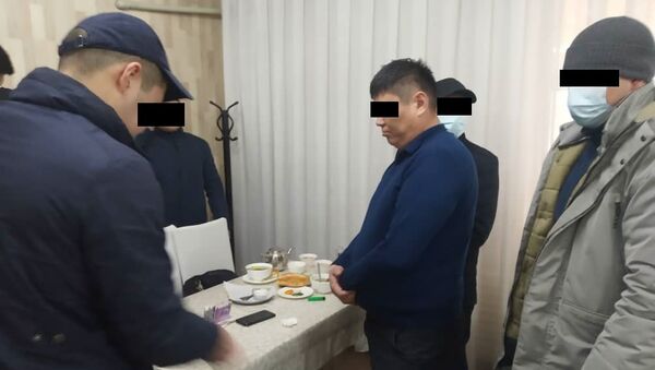 Задержание сотрудника милиции при получении взятки - Sputnik Кыргызстан