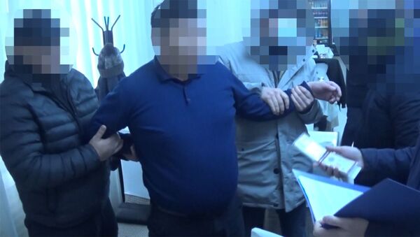  Следователь в наручниках — как ГКНБ задерживал его в Чуйской области. Видео - Sputnik Кыргызстан