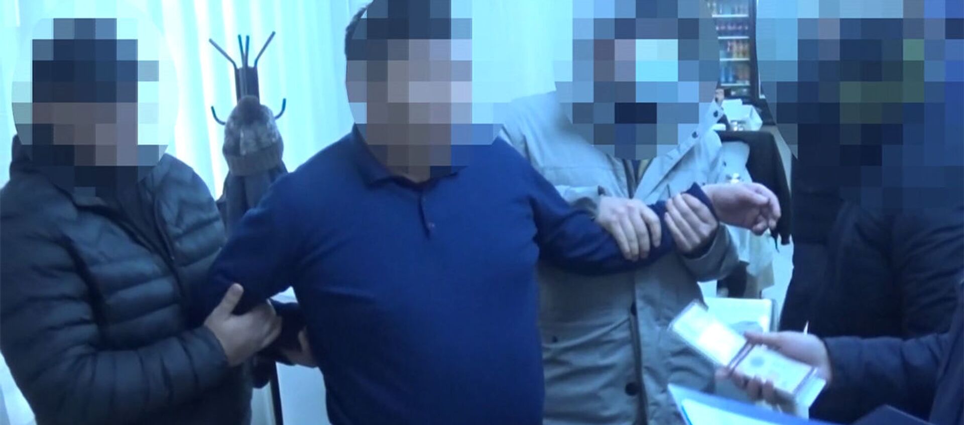  Следователь в наручниках — как ГКНБ задерживал его в Чуйской области. Видео - Sputnik Кыргызстан, 1920, 08.02.2021