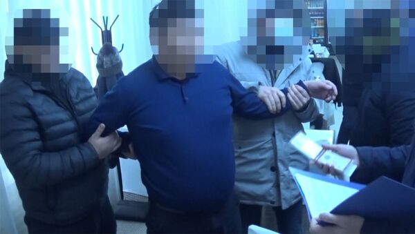 Тергөөчүнүн колуна кишен салышты. УКМК милиционерди кармаган видео - Sputnik Кыргызстан