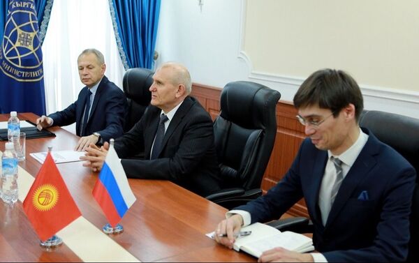 Они обсудили подготовку к визиту президента Садыра Жапарова в РФ - Sputnik Кыргызстан
