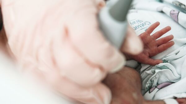 Врач проводит осмотр младенца в родильном отделении больницы. Архивное фото - Sputnik Кыргызстан