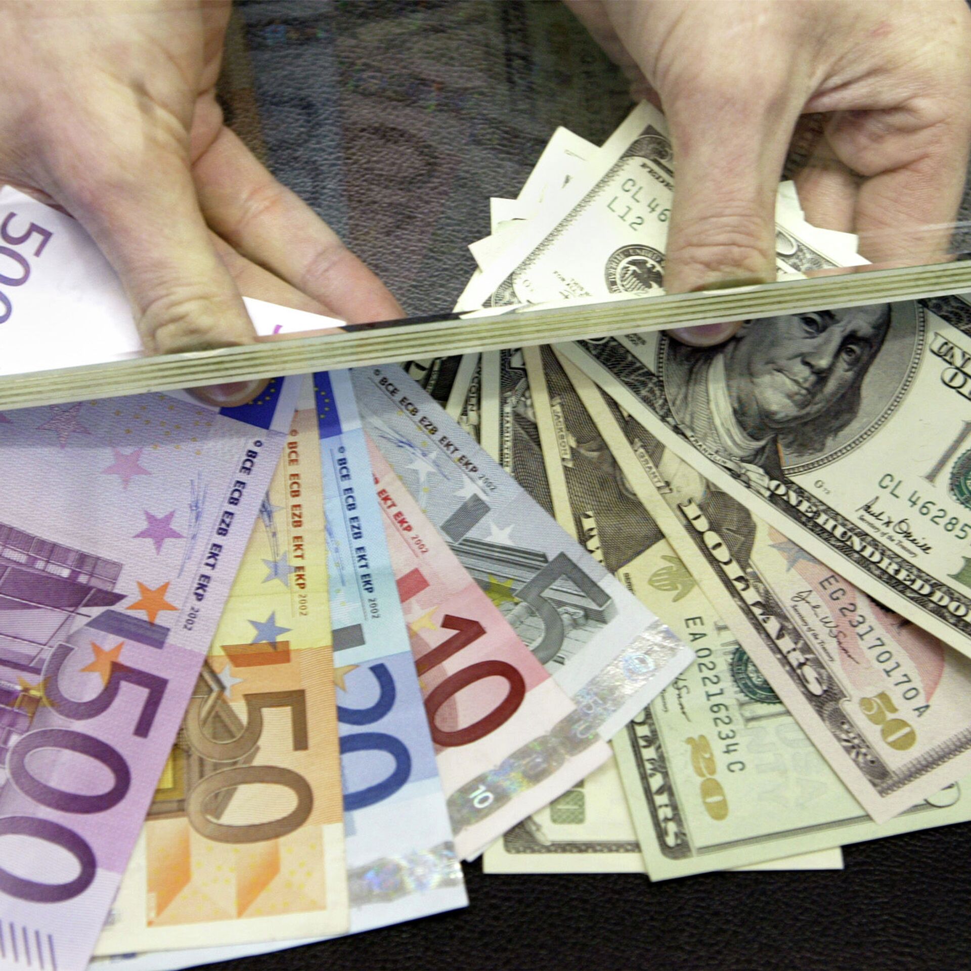 Ограничения на снятие наличной иностранной валюты. Доллар и евро. Доллар евро рубль. Валюта фото. Иностранная валюта.