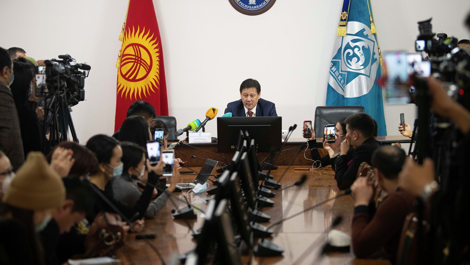 Новый исполняющий обязанности мэра Бишкека Эрмек Нургазиев во время пресс-конференции. 09 февраля 2021 года - Sputnik Кыргызстан, 1920, 09.02.2021