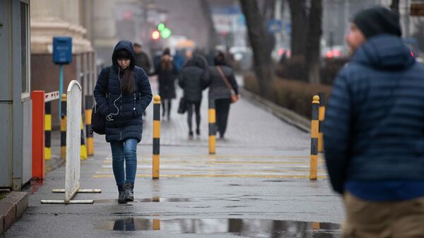 Люди на улице Бишкека во время дождя. Архивное фото - Sputnik Кыргызстан