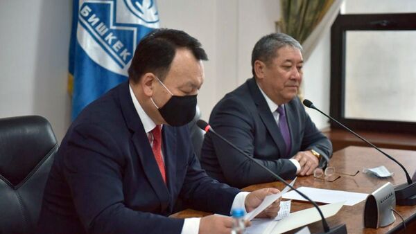 Новый исполняющий обязанности  мэра города Бишкек Бактыбек Кудайбергенов (справа) во время пресс-конференции - Sputnik Кыргызстан