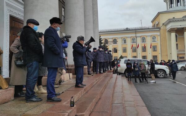 В Бишкеке у здания мэрии проходит митинг — участники недовольны назначением нового исполняющего обязанности мэра столицы Бактыбека Кудайбергенова - Sputnik Кыргызстан