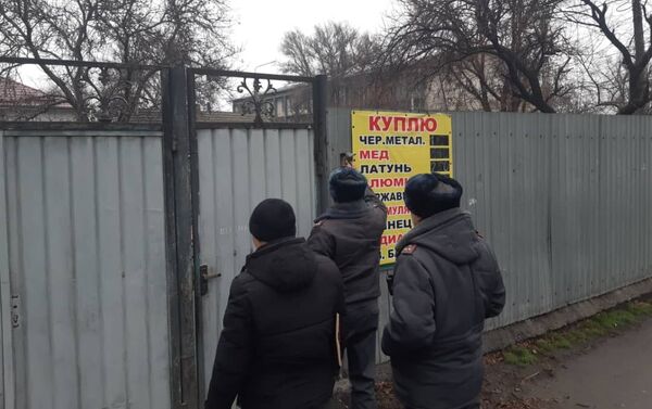 В Свердловском районе Бишкека пункты приема металлолома уведомили о запрете принимать краденные крышки люков и ливнеприемных решеток - Sputnik Кыргызстан