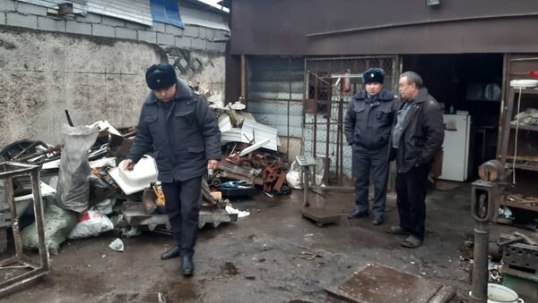 В Свердловском районе Бишкека пункты приема металлолома уведомили о запрете принимать краденные крышки люков и ливнеприемных решеток - Sputnik Кыргызстан