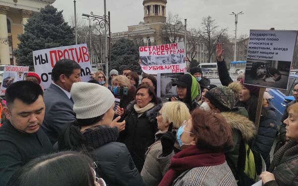У здания муниципалитета собралось примерно 50 человек - Sputnik Кыргызстан