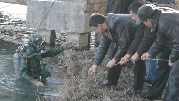 Извлечение из БЧК сейфа, которую выкинули банда взломщиков - Sputnik Кыргызстан